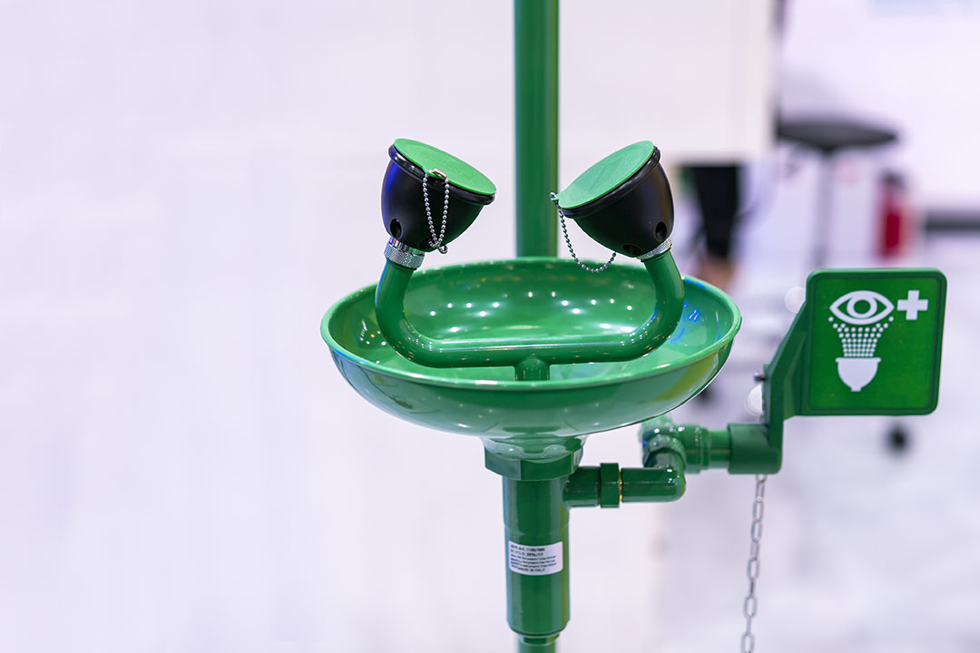 Green emergency eye washing station equipment