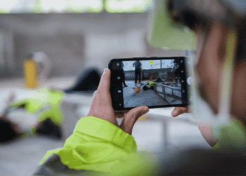 construction employee using mobile incident management system